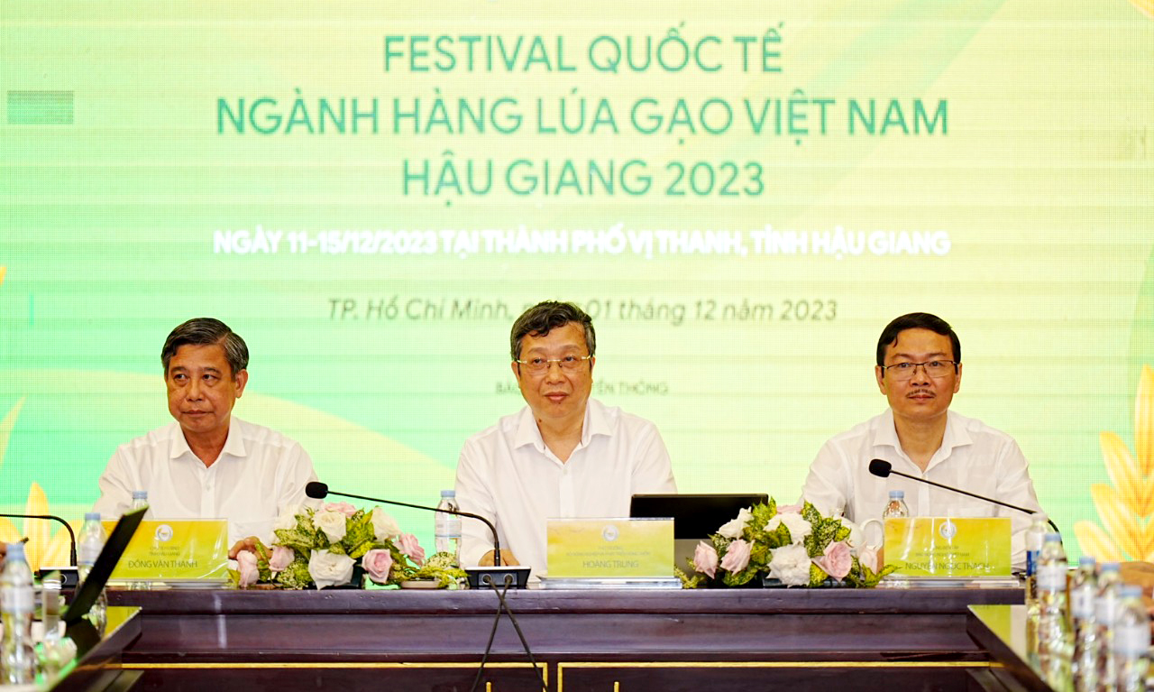 Đồng chí Hoàng Trung, Thứ trưởng Bộ NN&PTNT phát biểu tại buổi họp báo.